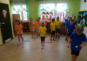 Na zdjęciu widać dzieci na turnieju sportowym.