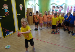 Na zdjęciu widać dzieci na turnieju sportowym.
