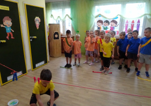 Na zdjęciu widać dzieci na turnieju sportowym.