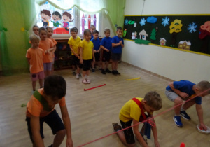 Na zdjęciu widać dzieci na turnieju sportowym.