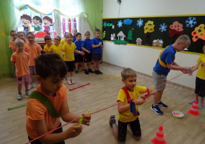 Na zdjęciu widać dzieci na turnieju sportowym.