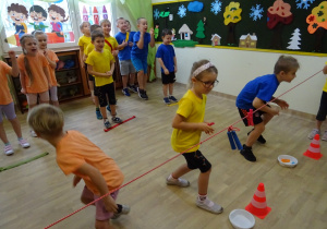 Na zdjęciu widać dzieci na turnieju sportowym.