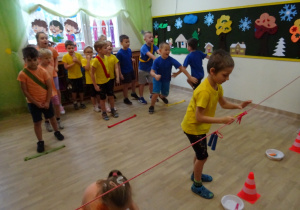 Na zdjęciu widać dzieci na turnieju sportowym.