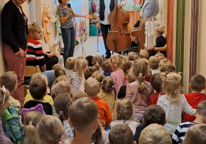 Na zdjęciu widać dzieci które oglądają koncert