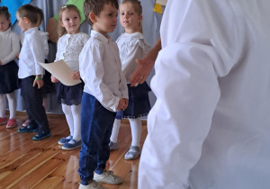 Na zdjęciu znajdują się dzieci oraz Pani Dyrektor która będzie pasować chłopca ołówkiem.