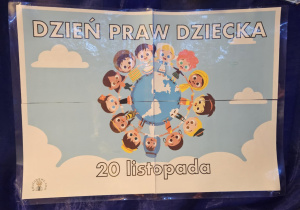 Na zdjęciu widać dzieci które trzymają w rękach niebieskie balony z Okazji Praw Dziecka.