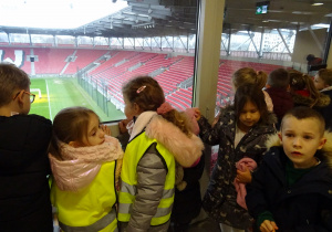 Na zdjęciu widać dzieci które oglądają Stadion Widzewa.