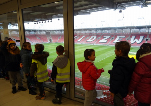 Na zdjęciu widać dzieci które oglądają Stadion Widzewa.