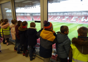 Na zdjęciu widać dzieci które oglądają Stadion Widzewa.