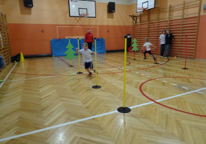 Na zdjęciu widać dziecko które biegnie podczas zawodów sportowych.