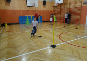 Na zdjęciu widać dziecko które biegnie podczas zawodów sportowych.