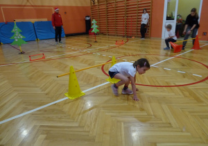 Na zdjęciu widać dziecko które biegnie podczas zawodów sportowych.