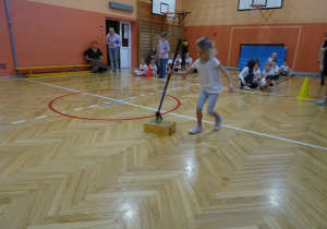 Na zdjęciu widać dziecko które biegnie podczas zawodów sportowych.