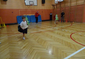 Na zdjęciu widać dziecko które biegnie podczas zawodów sportowych.