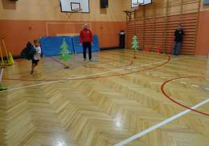 Na zdjęciu widać dziecko które biegnie podczas zawodów sportowych.