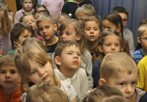 Na zdjęciu widać dzieci które oglądają audycje muzyczne.