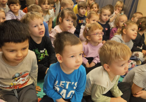 Na zdjęciu widać dzieci które oglądają audycje muzyczne.