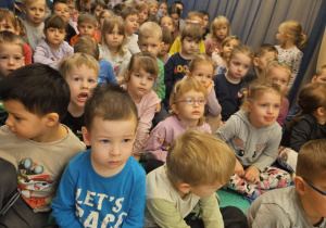 Na zdjęciu widać dzieci które oglądają audycje muzyczne.