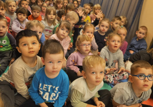 Na zdjęciu widać dzieci które oglądają audycje muzyczne.