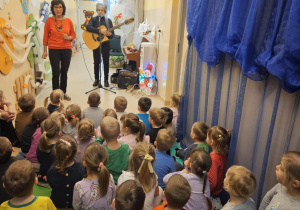 Na zdjęciu widać dzieci które oglądają audycje muzyczne.