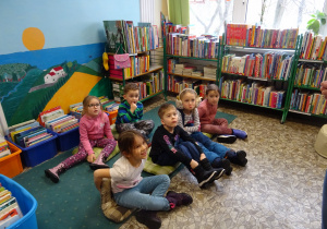 Na zdjęciu widać dzieci w bibliotece które są na konkursie "Bezpieczne zabawy zimowe".