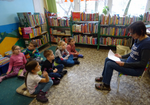 Na zdjęciu widać dzieci w bibliotece które są na konkursie "Bezpieczne zabawy zimowe".