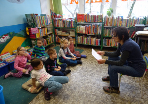 Na zdjęciu widać dzieci w bibliotece które są na konkursie "Bezpieczne zabawy zimowe".