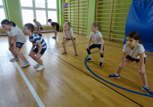 Na zdjęciu widać dzieci które biorą udział w zawodach sportowych w szkole.