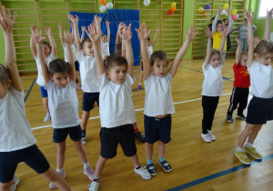 Na zdjęciu widać dzieci które biorą udział w zawodach sportowych w szkole.