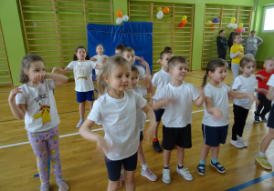 Na zdjęciu widać dzieci które biorą udział w zawodach sportowych w szkole.