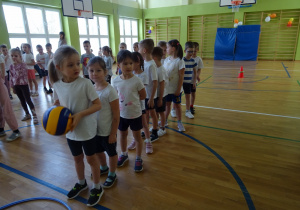 Na zdjęciu widać dzieci które biorą udział w zawodach sportowych w szkole.