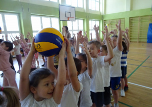 Na zdjęciu widać dzieci które biorą udział w zawodach sportowych w szkole.