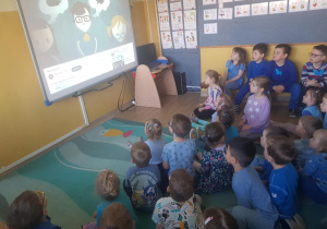 Na zdjęciu widać dzieci które oglądają filmik o autyźmie.