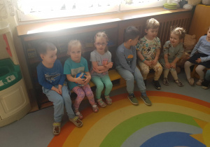 Na zdjęciu widać dzieci które będą przechodzić po podkładkach sensorycznych.