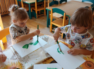 Chłopiec z dziewczynką malują farbami