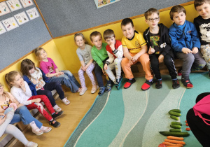 Na zdjęciu widać dzieci które robią sałatkę owocową.