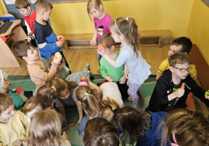 Na zdjęciu widać dzieci które robią sałatkę owocową.