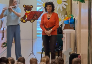 Na zdjęciu widać dzieci na koncercie na audycjach muzycznych.