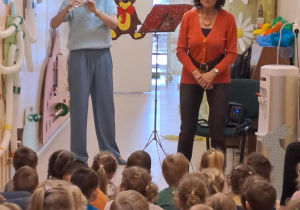 Na zdjęciu widać dzieci na koncercie na audycjach muzycznych.