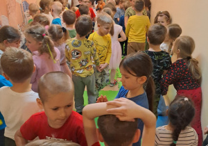 Na zdjęciu widać dzieci na koncercie na audycjach muzycznych.