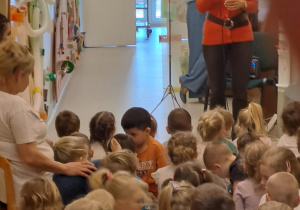Na zdjęciu widać dzieci na koncercie na audycjach muzycznych.