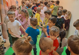 Na zdjęciu widać dzieci na koncercie na audycjach muzycznych.