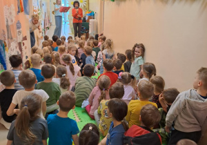 Na zdjęciu widać dzieci na koncercie na audycjach muzycznych.
