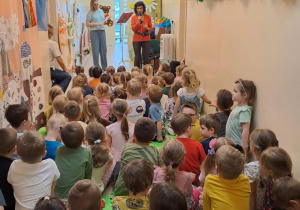 Na zdjęciu widać dzieci na koncercie na audycjach muzycznych.