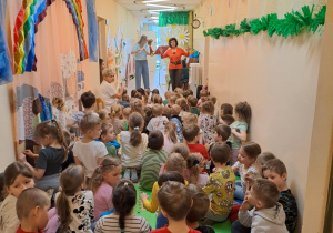 Na zdjęciu widać dzieci na koncercie na audycjach muzycznych.