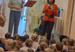 Na zdjęciu widać dzieci na koncercie na audycjach muzycznych.