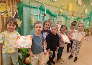 Na zdjęciu widać dzieci z dyplomami z konkursu kolorowa pisanka.