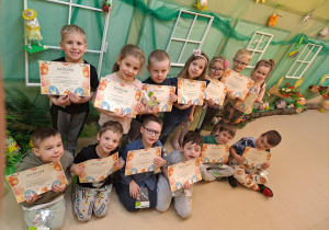 Na zdjęciu widać dzieci z dyplomami z konkursu kolorowa pisanka.