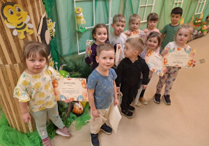 Na zdjęciu widać dzieci z dyplomami z konkursu kolorowa pisanka.