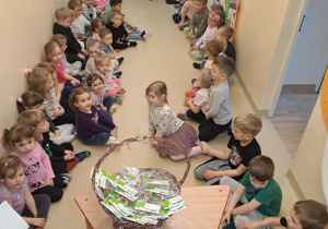Na zdjęciu widać dzieci z dyplomami z konkursu kolorowa pisanka.